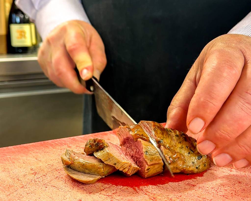 Martin Kurrle tranchiert das Lammhüftsteak